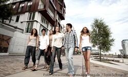 Picture: Six young people in summer clothes take a walk in the HafenCity